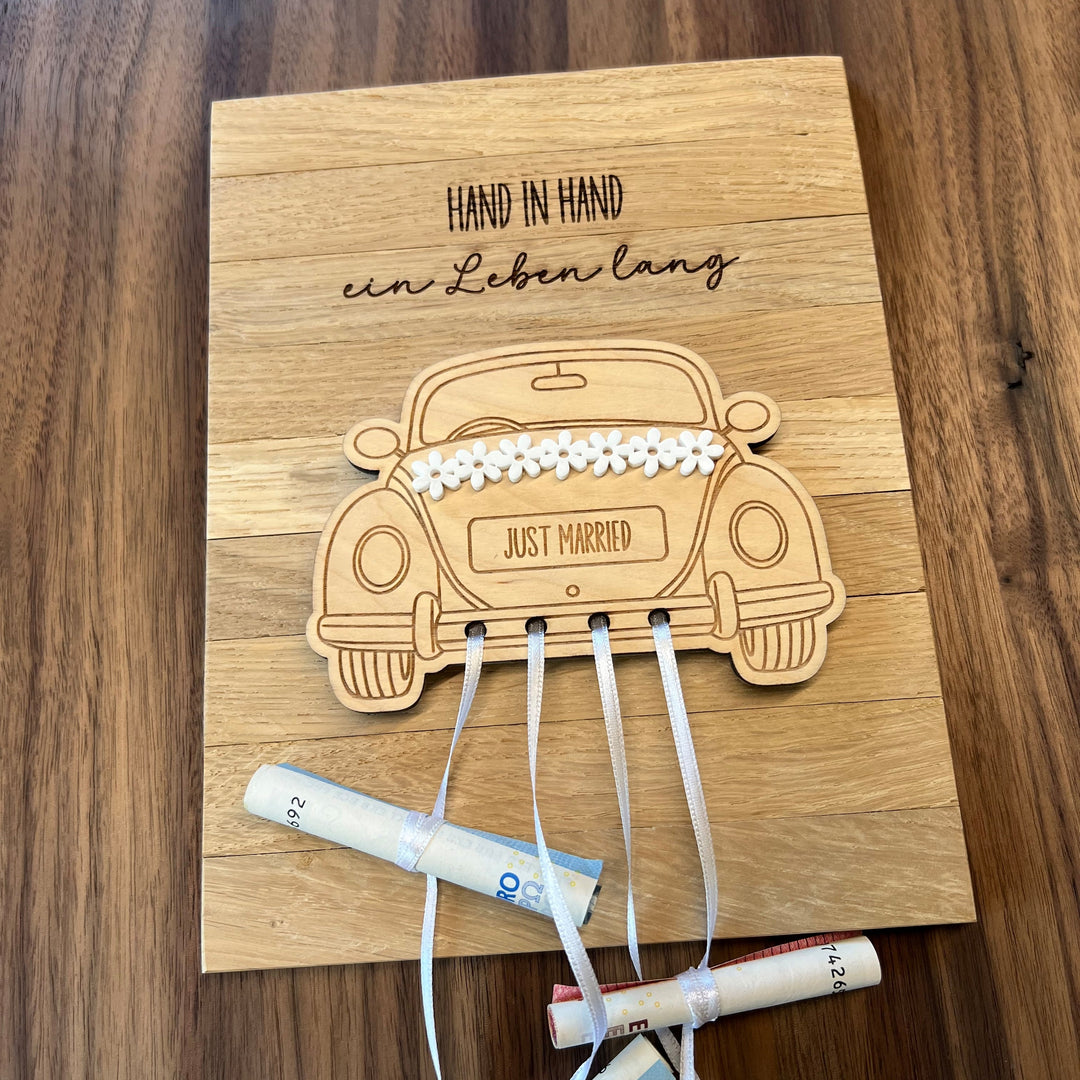 Hochzeitsauto auf Eichenholz