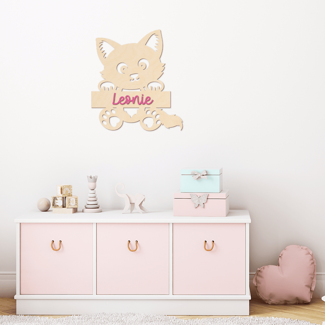 Personalisiertes Schild mit Name aus Holz – Hängende Katze